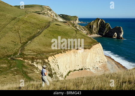 Walker an der Jurassic Küstenpfad Blick auf Durdle Door, Dorset, England Stockfoto