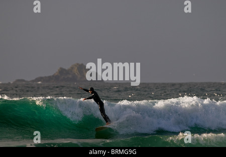 Ein Surfer auf einer Welle an Sennen in Cornwall. Stockfoto