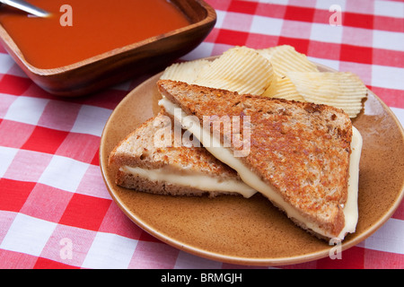 Suppe und Sandwich - ein amerikanischer Klassiker mit gegrilltem Käse und Tomaten-Suppe Stockfoto