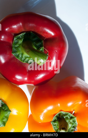 Ein Trio von ein rote Paprika, gelbe Paprika und eine orange Paprika. Stockfoto