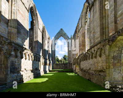 Innenraum der Ruinen von Bolton Priory, Bolton Abbey, Wharfedale, Yorkshire Dales, North Yorkshire, England, UK Stockfoto
