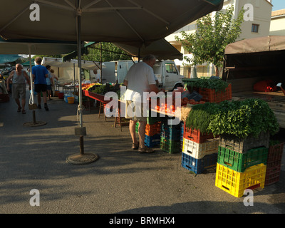 Vouliagmeni Athen Griechenland Samstag Markt Mann Gemüse Kaufen Stockfoto