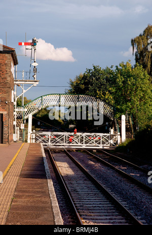 Brundall Bahnhof, Bahnübergang und Fußgängerbrücke Stockfoto