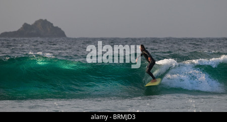 Ein Surfer auf einer Welle an Sennen in Cornwall. Stockfoto