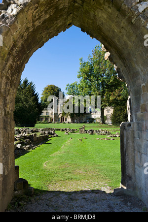 Blick durch einen Bogen in den Ruinen von Bolton Priory, Bolton Abbey, Wharfedale, Yorkshire Dales, North Yorkshire, England, UK Stockfoto