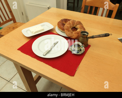 Griechischer Kaffee und einfaches leichtes Frühstück mit Brötchen und Feta-Käse Stockfoto