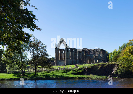 Bolton Priory betrachtet aus über den Fluß Wharfe, Bolton Abbey, Wharfedale, Yorkshire Dales, North Yorkshire, England, UK Stockfoto