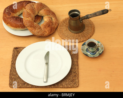 Griechischer Kaffee und einfaches leichtes Frühstück mit Brötchen Stockfoto