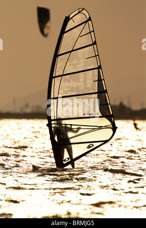 Windsurfer und Kitesurfer am späten Nachmittag in der Bucht von Santa Pola, Spanien Stockfoto