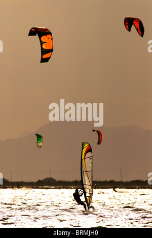 Windsurfer und Kitesurfer am späten Nachmittag in der Bucht von Santa Pola, Spanien Stockfoto