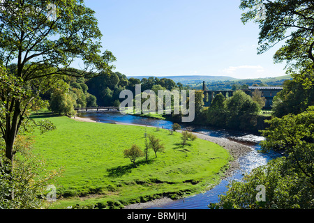 Bolton Priorat mit Flusses Wharfe im Vordergrund, Bolton Abbey, Wharfedale, Yorkshire Dales, North Yorkshire, England, UK Stockfoto