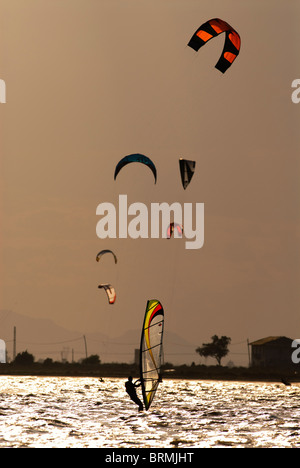 Windsurfer und Kitesurfer am späten Nachmittag in der Bucht von Santa Pola, Spanien Stockfoto