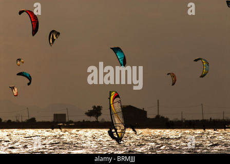 Windsurfer und Kitesurfer am späten Nachmittag in der Bucht von Santa Pola, Spanien Stockfoto