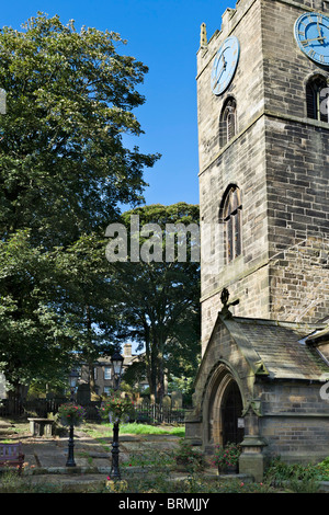 Haworth-Pfarrkirche mit der Bronte Parsonage Museum hinter, Haworth, West Yorkshire, England, UK Stockfoto