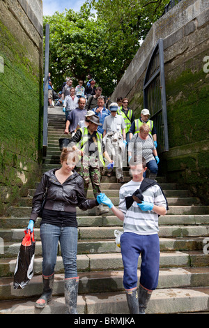 Gruppe von Menschen gehen Treppen hinunter zum Tower of London Vorland zur Teilnahme an archäologischen Ausgrabungen, Themse, London Stockfoto