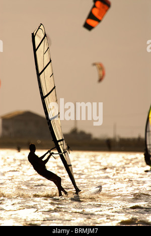 Windsurfer und Kitesurfer am späten Nachmittag in der Bucht von Santa Pola, Spanien Stockfoto