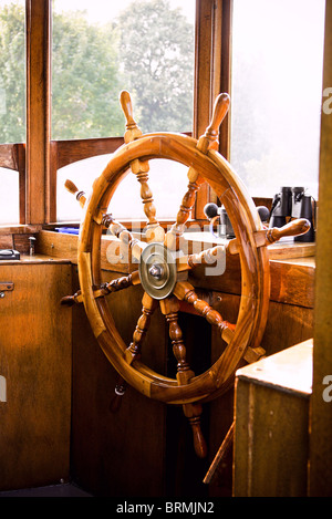 eine hölzerne Kapitän Rad auf eine alte riverboat Stockfoto