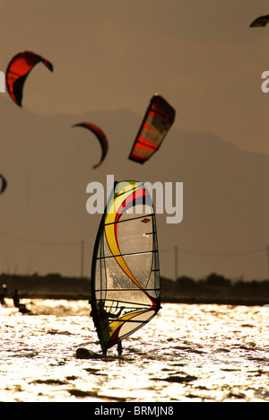 Windsurfer und Kitesurfer am späten Nachmittag in der Bucht von Santa Pola, Spanien Stockfoto