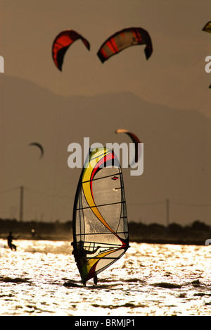 Windsurfer und Kitesurfer am späten Nachmittag in der Bucht von Santa Pola, Spanien Stockfoto