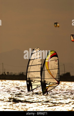 Windsurfer und Kitesurfer am späten Nachmittag in der Bucht von Santa Pola, Spanien Stockfoto