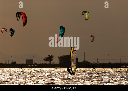 Windsurfer und Kitesurfer am späten Nachmittag in der Bucht von Santa Pola, Spanien Stockfoto