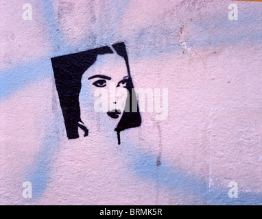 Schablone zeigt ein weibliches Gesicht an der Wand in Regensburg, Deutschland Stockfoto