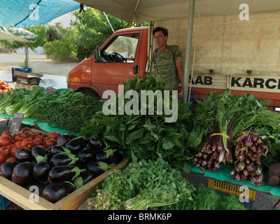 Vouliagmeni Athen Griechenland Samstag Markt Mann Gemüse Verkaufen Stockfoto