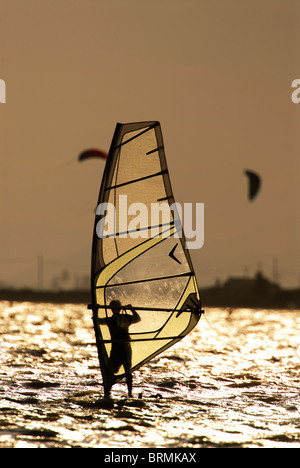 Windsurfer und Kitesurfer am späten Nachmittag in der Bucht von Santa Pola, Spanien Stockfoto