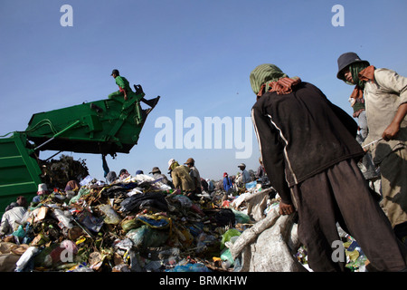 Ein Arbeiter sitzt auf einem Müllwagen auf der Stung Meanchey Deponie in Phnom Penh, Kambodscha. Stockfoto