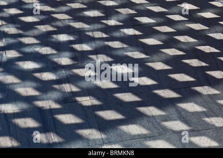 Schatten-Muster in "Für Gordon Bunshaft" von Dan Graham im Hirshhorn Museum Skulpturengarten in Washington, D.C. Stockfoto