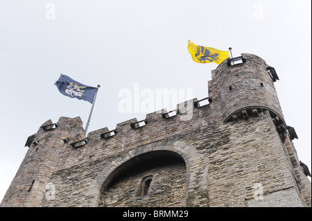 Flaggen auf Burgtürme Stockfoto