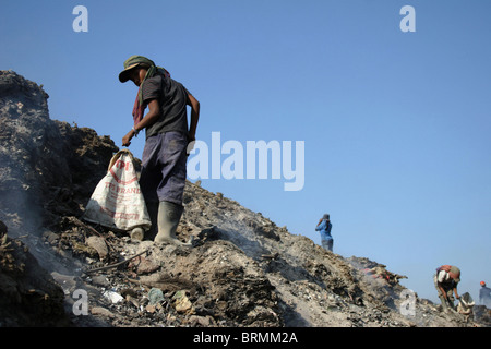 Ein junges Kind Arbeiter junge trägt einen Müllsack sammeln Müll auf Stung Meanchey Deponie in Phnom Penh, Kambodscha. Stockfoto