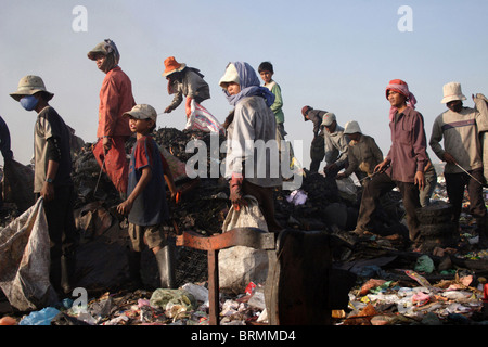 Arbeitnehmer, die Müll sammeln schauen in die gleiche Richtung Stung Meanchey Deponie in Phnom Penh, Kambodscha. Stockfoto