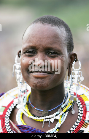 Porträt einer Massai Frau tragen traditionelle Wulst und Ohrringe Stockfoto