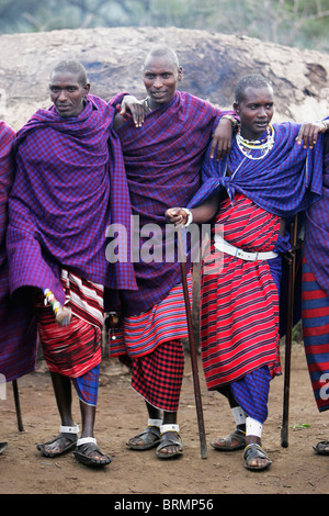 Maasai-Männer mit den traditionellen Shuka und Speere Stockfoto