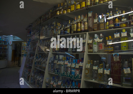 Spirituosen und anderen alkoholischen Getränken in einem Geschäft hinter Glas in Mitteleuropa St.Petersburg Russland Stockfoto