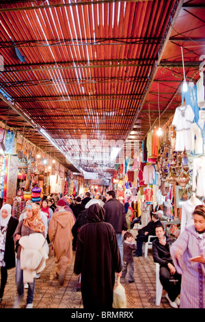 Menschen vor Ort Einkaufen in einer der vielen engen Gassen, aus denen sich Marrakesch Souk oder Markt Stockfoto