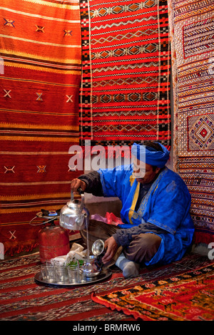 Eine Berber-Teppich-Maker bereitet traditionelle Tee in einem marokkanischen Dorf Stockfoto
