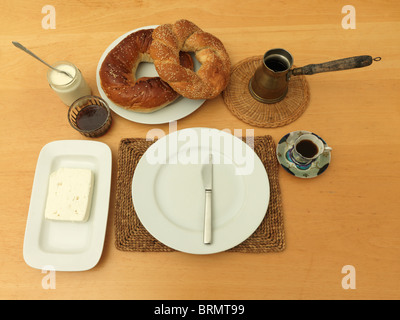 Griechischer Kaffee und einfach Licht Frühstück mit Brötchen, Feta-Käse, Honig und griechischen Joghurt Stockfoto