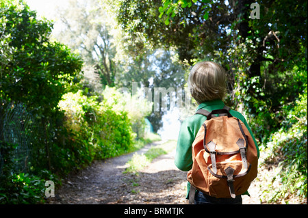 Junge mit seinem Rucksack zu Fuß Stockfoto