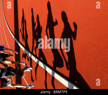 Schatten der Läufer im 800-Meter-Lauf bei Outdoor-Leichtathletik-Wettbewerb Stockfoto