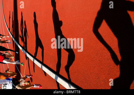 Schatten der Läufer im 800-Meter-Lauf bei Outdoor-Leichtathletik-Wettbewerb Stockfoto