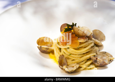 Italienisches Essen erleben Sie Quittungen mit Fisch. Michelin-Sterne-Restaurant auf Ischia Il Melograno. Pasta und Fisch Quittungen Stockfoto