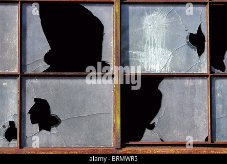 zerschlagen und zerbrochene Fenster auf einem alten Bauernhof Stockfoto