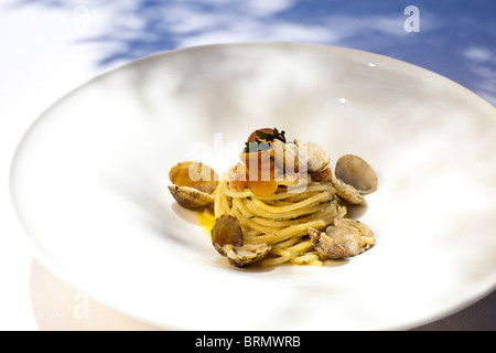 Italienisches Essen erleben Sie Quittungen mit Fisch. Michelin-Sterne-Restaurant auf Ischia Il Melograno. Pasta und Fisch Quittungen Stockfoto