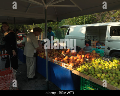 Vouliagmeni Athen Griechenland Samstag Markt Frau Beim Obstkauf Stockfoto