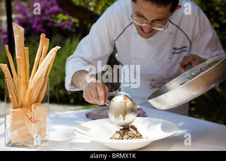 Italienisches Essen erleben Sie Quittungen mit Fisch. Michelin-Sterne-Restaurant auf Ischia Il Melograno. Pasta und Fisch Quittungen Stockfoto