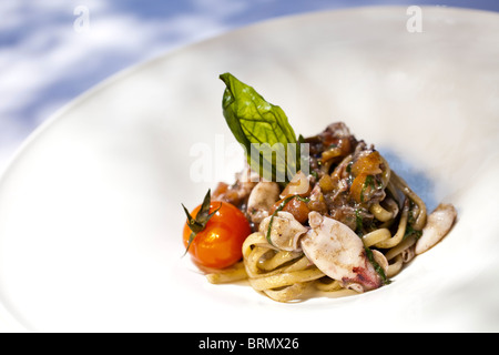 Italienisches Essen erleben Sie Quittungen mit Fisch. Michelin-Sterne-Restaurant auf Ischia Il Melograno. Pasta und Fisch Quittungen Stockfoto