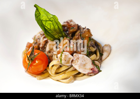 Italienisches Essen erleben Sie Quittungen mit Fisch. Michelin-Sterne-Restaurant auf Ischia Il Melograno. Pasta und Fisch Quittungen Stockfoto