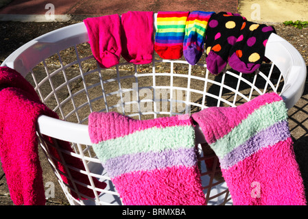 Socken auf den Korb Felge zum Trocknen gelegt Stockfoto